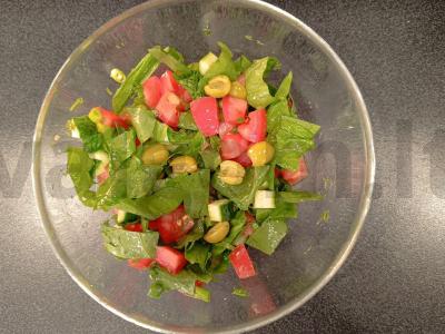 Neįprasta salotos su rūgštynėmis ir alyvuogėmis pagrindine nuotrauka