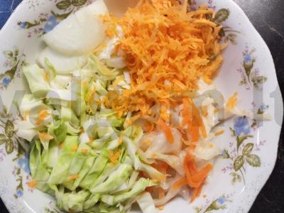 Vištiena „Pinigų“ su kopūstais Žingsnis 1