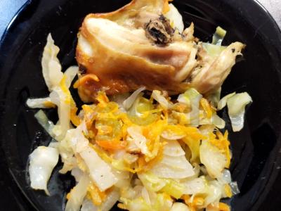 Vištiena „Pinigų“ su kopūstais pagrindine nuotrauka