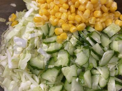 Lengvas vegetariškas salotas su kukurūzais ir kopūstais Žingsnis 3