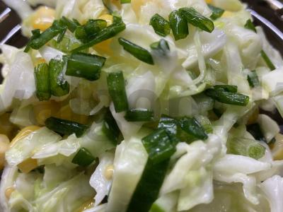 Lengvas vegetariškas salotas su kukurūzais ir kopūstais pagrindine nuotrauka