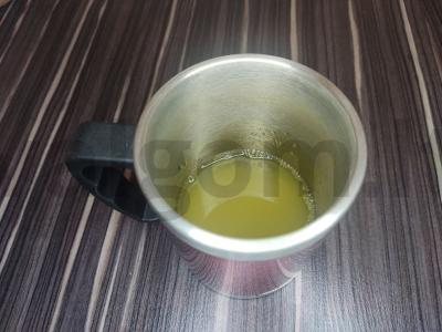 Kokoso kokteilis su baltu romu Žingsnis 1