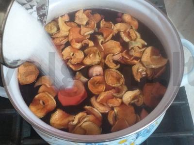 Vitaminų kompotas su džiovintais obuoliais ir šaldytomis uogomis Žingsnis 2