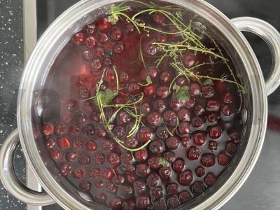 Raudonųjų serbentų ir sodo šermukšnių kompotas Žingsnis 3