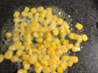 Kiaušinienė su kukurūzais ir pomidorais Žingsnis 1