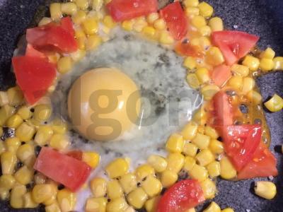 Kiaušinienė su kukurūzais ir pomidorais Žingsnis 3