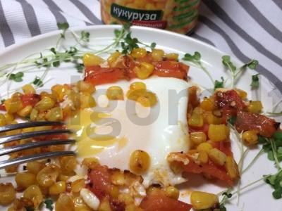 Kiaušinienė su kukurūzais ir pomidorais pagrindine nuotrauka