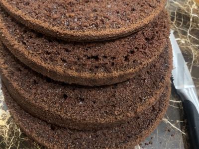 Šokoladinis biskvitas ant verdančio vandens pagrindine nuotrauka