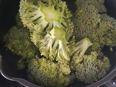 Brokoliai grietinėlės padaže Žingsnis 1