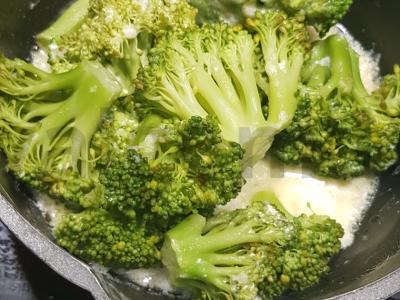 Brokoliai grietinėlės padaže Žingsnis 3