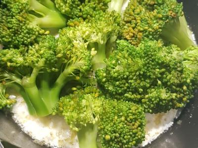 Brokoliai grietinėlės padaže pagrindine nuotrauka