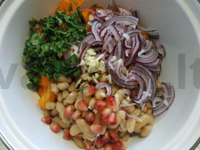 Salotas „Tbilisis“ su jautiena, pupelėmis, prieskoninėmis žolelėmis ir granatu Žingsnis 3