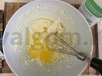 Šarlotė su abrikosais ant kefyro Žingsnis 2