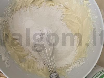 Šarlotė su abrikosais ant kefyro Žingsnis 3