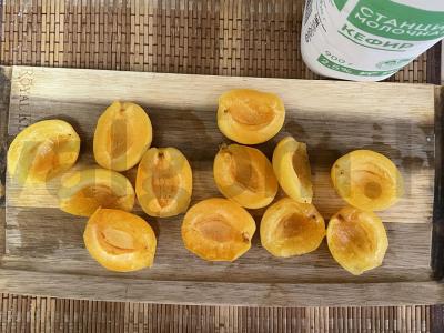 Šarlotė su abrikosais ant kefyro Žingsnis 4