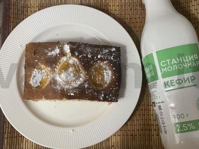 Šarlotė su abrikosais ant kefyro pagrindine nuotrauka