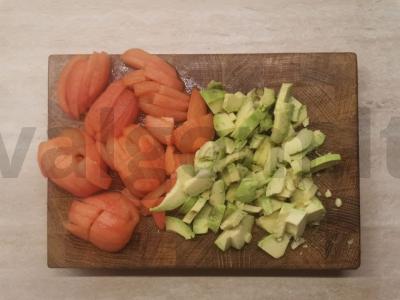 Paprastas avokadų salotas su pomidorais Žingsnis 1