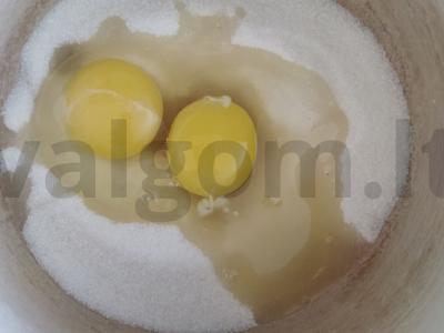 Pyragas su grietinės užpilu ir vyšniomis Žingsnis 1