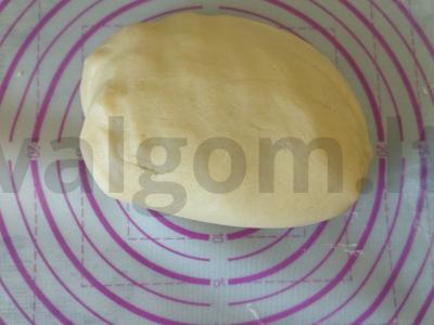 Pyragas su grietinės užpilu ir vyšniomis Žingsnis 4