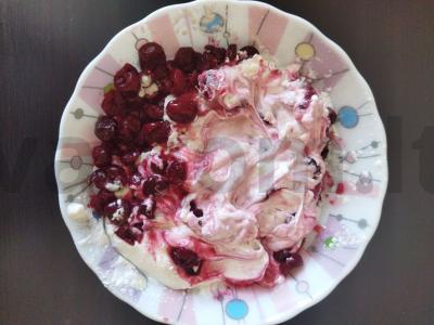 Pyragas su grietinės užpilu ir vyšniomis Žingsnis 6