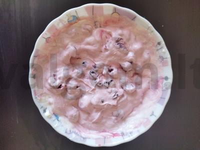 Pyragas su grietinės užpilu ir vyšniomis Žingsnis 7