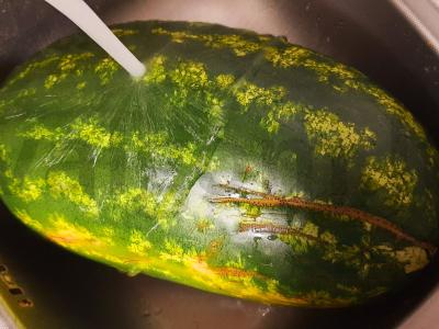 Gražus aromatingo arbūzo pateikimas Žingsnis 1