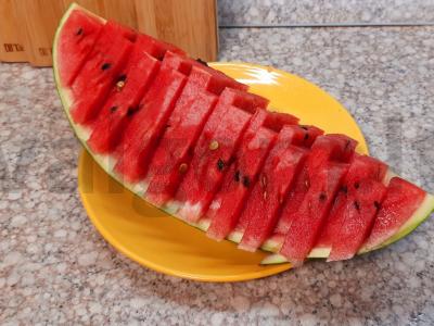 Gražus aromatingo arbūzo pateikimas pagrindine nuotrauka