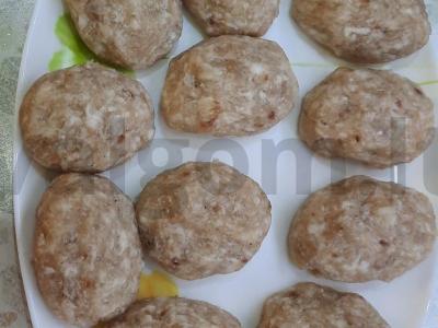 Žuvies kotletai su manų kruopomis Žingsnis 4