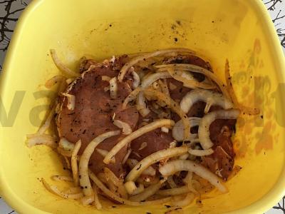 Kiaulienos steikai su pipirų ir baziliko mišiniu Žingsnis 1