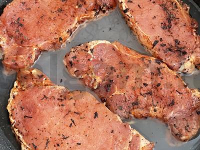 Kiaulienos steikai su pipirų ir baziliko mišiniu Žingsnis 2