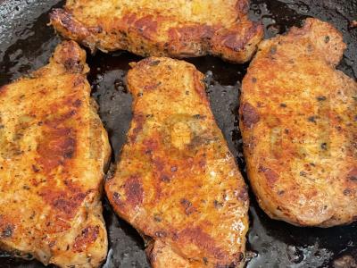 Kiaulienos steikai su pipirų ir baziliko mišiniu Žingsnis 3