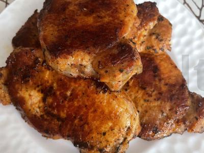 Kiaulienos steikai su pipirų ir baziliko mišiniu pagrindine nuotrauka