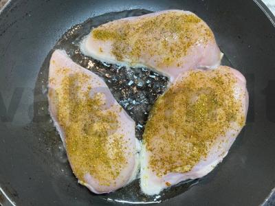 Vištienos krūtinėlė vyno padaže Žingsnis 1