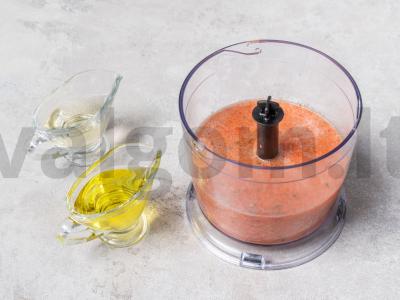 Šaltas pomidorų sriuba su agurkais ir raudonaisiais svogūnais Žingsnis 1