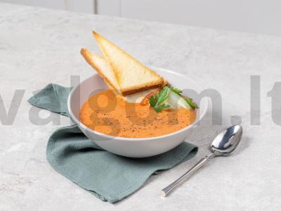 Šaltas pomidorų sriuba su agurkais ir raudonaisiais svogūnais pagrindine nuotrauka