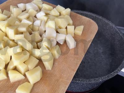 Sriuba su konservuotomis pupelėmis pomidorų padaže Žingsnis 1