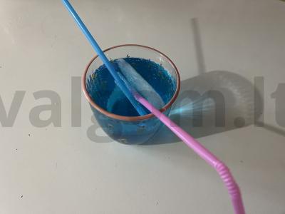 Alkoholinis kokteilis „Mėlyna lagūna“ su ledu pagrindine nuotrauka