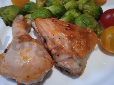 Vištiena pomidorų marinate su Briuselio kopūstais pagrindine nuotrauka