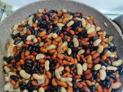 Vištiena su pupelėmis keptuvėje Žingsnis 4