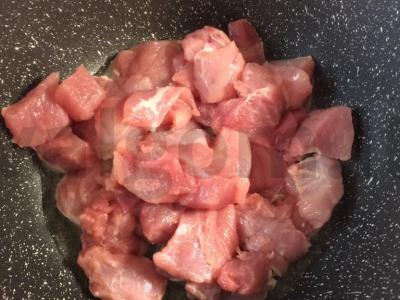 Troškinti bulvės su kiauliena ir morkomis Žingsnis 1