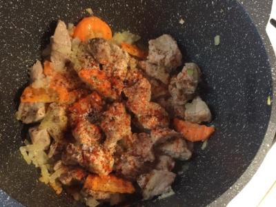 Troškinti bulvės su kiauliena ir morkomis Žingsnis 2
