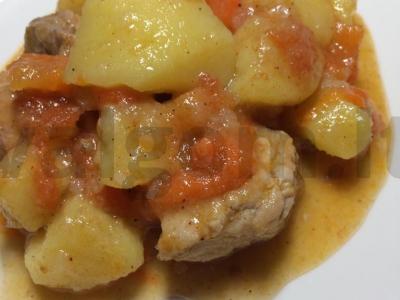 Troškinti bulvės su kiauliena ir morkomis pagrindine nuotrauka