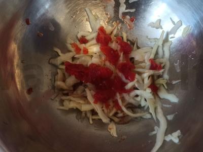 Salotos su kopūstu ir marinuotu pomidoru Žingsnis 2