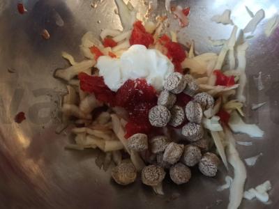 Salotos su kopūstu ir marinuotu pomidoru Žingsnis 3