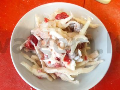 Salotos su kopūstu ir marinuotu pomidoru pagrindine nuotrauka