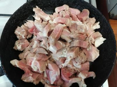 Kiauliena pomidorų padaže Žingsnis 1