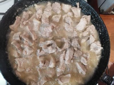 Kiauliena pomidorų padaže Žingsnis 2