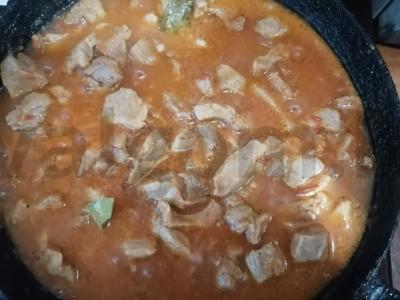 Kiauliena pomidorų padaže Žingsnis 4