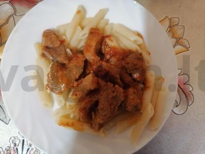 Kiauliena pomidorų padaže pagrindine nuotrauka