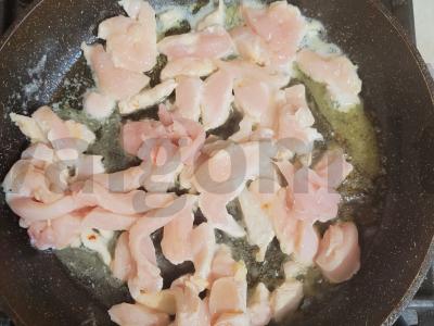 Švelnus vištienos frikase su pievagrybiais Žingsnis 1